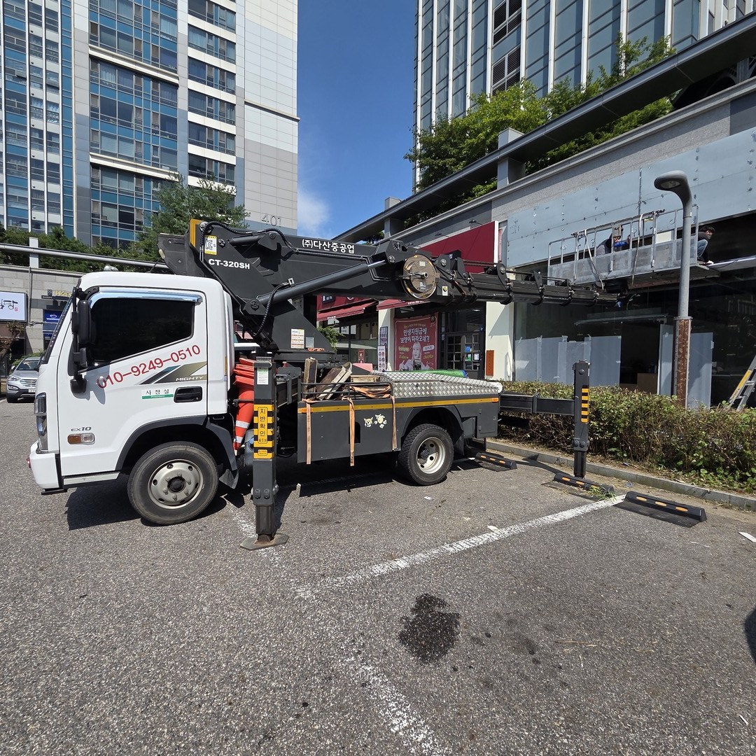 5톤 스카이차 고소작업차 대형 아파트외벽 대형간판 태양광